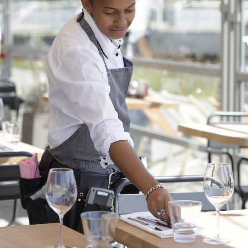 Terras, medewerker IJ-kantine